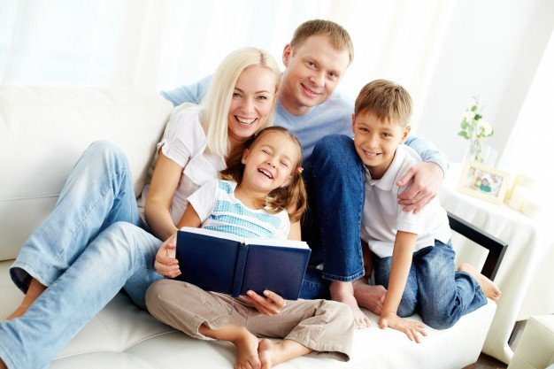 famille heureuse lisant un livre
